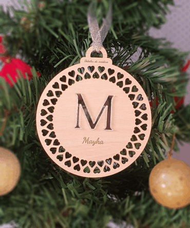 Bola de Navidad Personalizada Corazones – Inicial de Metacrilato